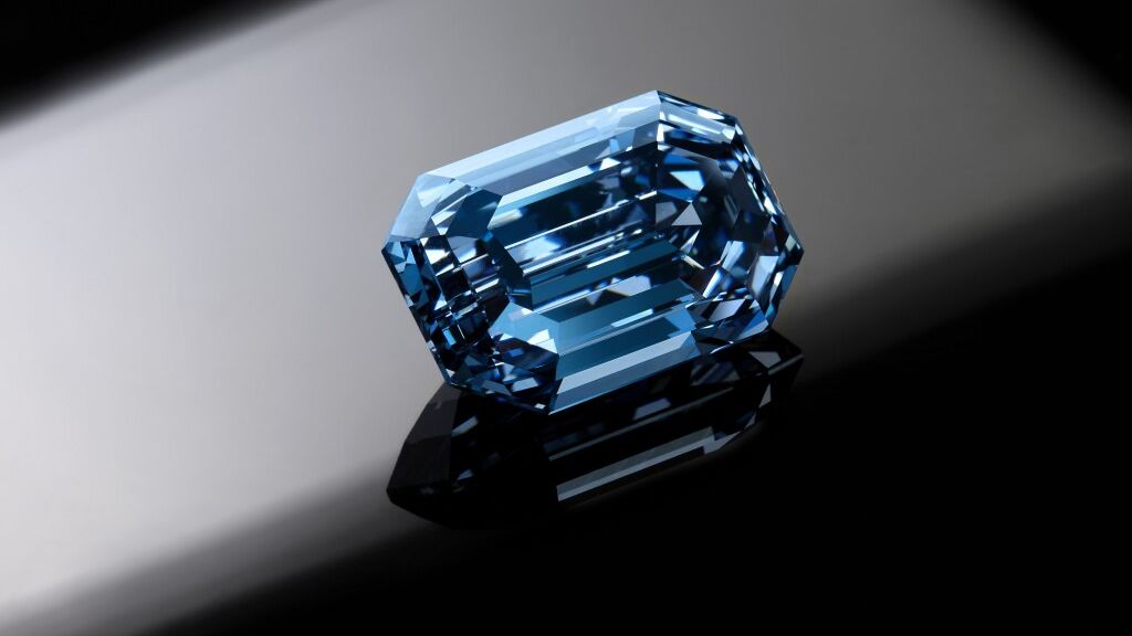 Největší modrý diamant v aukci má kupce. Miliarda korun nestačila